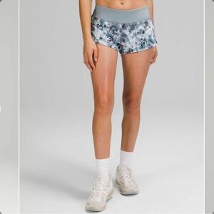 Lululemon Speed Up Low-Rise Short 2.5" Kaleidofloral Multi / Blue Cast